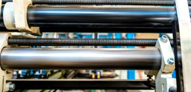 Kutulardaki ve bitmiş ürünlerdeki karton paketlerin montajı. Mekanizma üretim endüstrisi