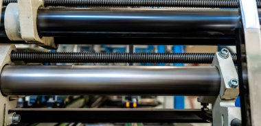 Kutulardaki ve bitmiş ürünlerdeki karton paketlerin montajı. Mekanizma üretim endüstrisi