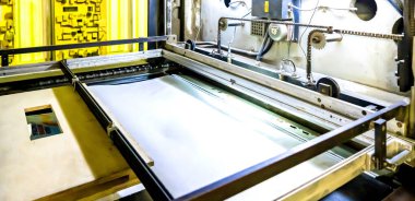 Kutulardaki ve bitmiş ürünlerdeki karton paketlerin montajı. Mekanizma üretim endüstrisi