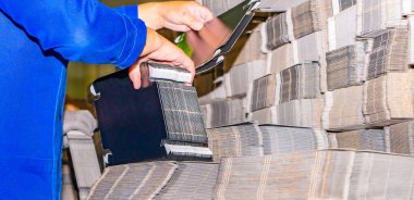 Mühendis parmak tuşunu kapat. Cnc makinesini kontrol et. Depoda işçi fabrikası işleten makineler.