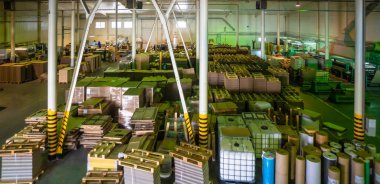 Kağıt rulo ve baskı malzemeleriyle büyük üretim deposu