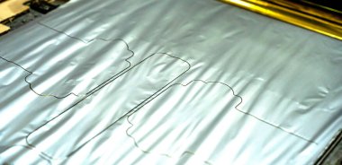 Baskı makinesi besleme makinesi besleme makinesi ile besleme tablosu aracılığıyla metalik kağıdı baskı ünitesi fabrikasına transfer