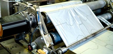 Baskı makinesi besleme makinesi besleme makinesi ile besleme tablosu aracılığıyla metalik kağıdı baskı ünitesi fabrikasına transfer