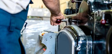 Mühendis parmak tuşunu kapat. Cnc makinesini kontrol et. Depoda işçi fabrikası işleten makineler.