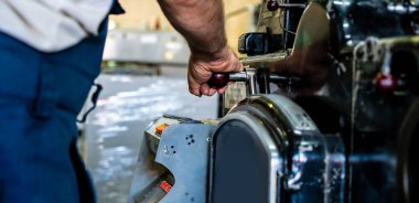 Mühendis parmak tuşunu kapat. Cnc makinesini kontrol et. Depoda işçi fabrikası işleten makineler.