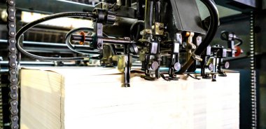 Baskı makinesi besleme makinesi besleme makinesi ile besleme tablosu aracılığıyla metalik kağıdı baskı ünitesi fabrikasına transfer