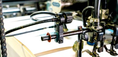 Baskı makinesi besleme makinesi besleme makinesi ile besleme tablosu aracılığıyla metalik kağıdı baskı ünitesi fabrikasına transfer