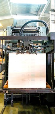 Baskı makinesi besleme makinesi besleme makinesi ile besleme tablosu aracılığıyla metalik kağıdı baskı ünitesi fabrikasına transfer