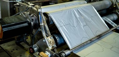 Baskı makinesi besleme makinesi besleme makinesi ile besleme tablosu aracılığıyla metalik kağıdı baskı ünitesi fabrikasına transfer