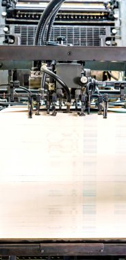 Baskı makinesi besleme makinesi besleme makinesi ile besleme tablosu aracılığıyla metalik kağıdı baskı ünitesi fabrikasına transfer