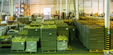 Kağıt rulo ve baskı malzemeleriyle büyük üretim deposu