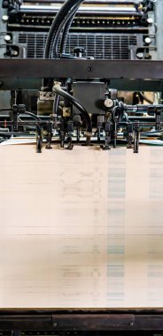 Baskı makinesi besleme makinesi besleme makinesi ile besleme tablosu aracılığıyla metalik kağıdı baskı ünitesi fabrikasına transfer