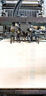 Baskı makinesi besleme makinesi besleme makinesi ile besleme tablosu aracılığıyla metalik kağıdı baskı ünitesi fabrikasına transfer