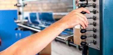 Mühendis parmak tuşunu kapat. Cnc makinesini kontrol et. Depoda işçi fabrikası işleten makineler.