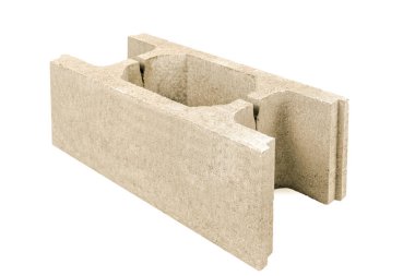 Vakfın inşası için beton dökümü. Mimari bağlayıcılar beyaz arka planda izole edilmiş çimento çitlerini güçlendiriyor