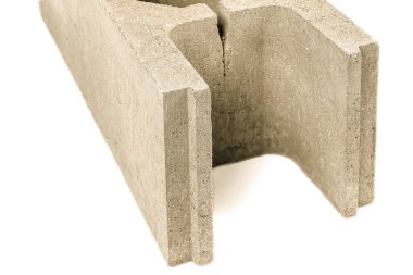 Vakfın inşası için beton dökümü. Mimari bağlayıcılar beyaz arka planda izole edilmiş çimento çitlerini güçlendiriyor