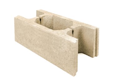 Vakfın inşası için beton dökümü. Mimari bağlayıcılar beyaz arka planda izole edilmiş çimento çitlerini güçlendiriyor