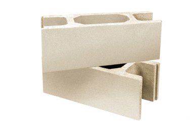 Vakfın inşası için beton dökümü. Mimari bağlayıcılar beyaz arka planda izole edilmiş çimento çitlerini güçlendiriyor