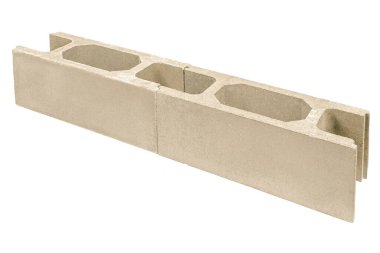 Vakfın inşası için beton dökümü. Mimari bağlayıcılar beyaz arka planda izole edilmiş çimento çitlerini güçlendiriyor