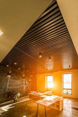 Ofis siyah tavanı. Modern dekorasyonlu iş bürosu toplantı odasında..