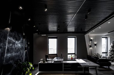 Ofis siyah tavanı. Modern dekorasyonu ve ışığı olan iş yeri toplantı odasında..