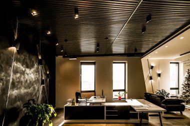 Ofis siyah tavanı. Modern dekorasyonu ve ışığı olan iş yeri toplantı odasında..