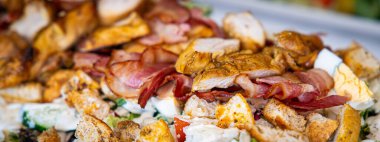 Tavuk etli salata, vişneli domates, soğan ve tavuk eti, marine edilmiş salatalık, mozzarella peyniri arka planı..