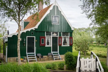 Hollanda 'da güneşli bir günde tipik Hollanda binaları. Hollanda, Avrupa. Instagram tonlaması.