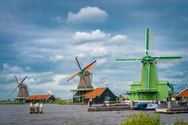 Kanalı yakınındaki geleneksel Hollanda Yeldeğirmeni. Hollanda