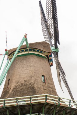 Şafakta nehir kıyısında değirmen. Şafakta yel değirmeni. Yel değirmeni çiftliğinde sabahın erken saatlerinde. Şafakta nehir kıyısında değirmen