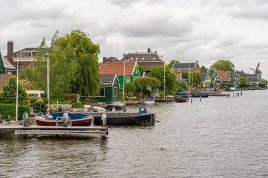 Zaanse Schans 'da yel değirmeni olan kırsal alan. Hollanda, Hollanda. Hakiki Zaandam değirmeni. Güzel Hollanda manzarası.