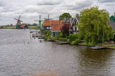 Zaanse Schans 'da yel değirmeni olan kırsal alan. Hollanda, Hollanda. Hakiki Zaandam değirmeni. Güzel Hollanda manzarası.