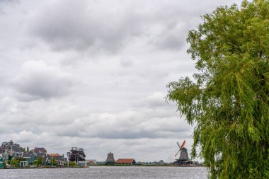 Zaanse Schans 'da yel değirmeni olan kırsal alan. Hollanda, Hollanda. Hakiki Zaandam değirmeni. Güzel Hollanda manzarası.
