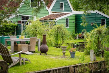 Zaanse Schans Willage 'daki su kanalında hakiki Zaandam değirmenleri. Zaanse Schans Yel Değirmenleri ve ünlü Hollanda kanalları, Avrupa.
