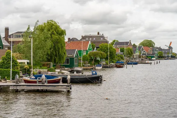 Zaanse Schans 'da yel değirmeni olan kırsal alan. Hollanda, Hollanda. Hakiki Zaandam değirmeni. Güzel Hollanda manzarası.