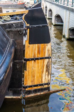 Eski bir gemideki direksiyon ve donanım ipleri eski bir yelkenli yolculuğunun arka planı olarak kullanılıyor. Eski bir yelkenli gemisinin bulanık arka planında kaptan dümeni olan deniz donanımı..
