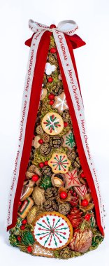 Noel ağacı masası yeni yıl kutlaması için küçük süslemeler yapıyor.