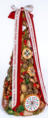 Noel ağacı masası yeni yıl kutlaması için küçük süslemeler yapıyor.