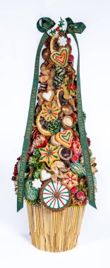 Noel ağacı masası yeni yıl kutlaması için küçük süslemeler yapıyor.