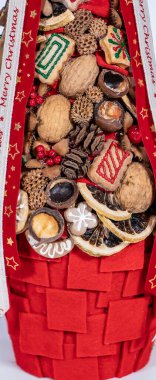 Noel ağacı masası yeni yıl kutlaması için küçük süslemeler yapıyor.