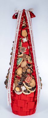 Noel ağacı masası yeni yıl kutlaması için küçük süslemeler yapıyor.