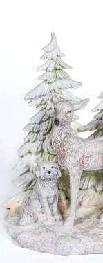 Noel ağacı masası yeni yıl kutlaması için küçük süslemeler yapıyor.