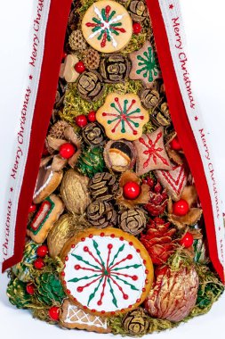 Noel ağacı masası yeni yıl kutlaması için küçük süslemeler yapıyor.