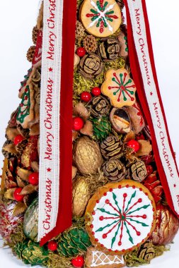 Noel ağacı masası yeni yıl kutlaması için küçük süslemeler yapıyor.