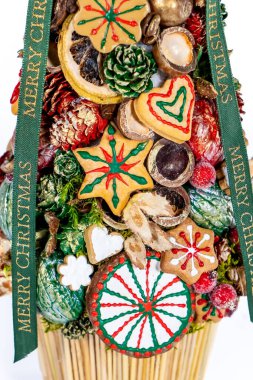 Noel ağacı masası yeni yıl kutlaması için küçük süslemeler yapıyor.