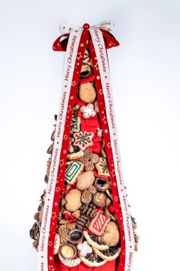 Noel ağacı masası yeni yıl kutlaması için küçük süslemeler yapıyor.