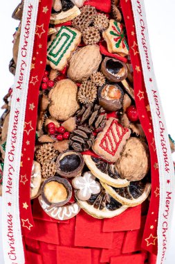 Noel ağacı masası yeni yıl kutlaması için küçük süslemeler yapıyor.