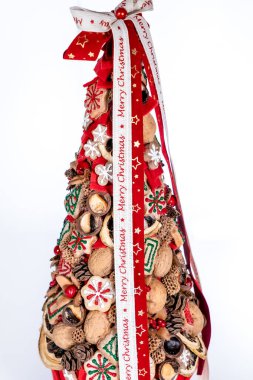 Noel ağacı masası yeni yıl kutlaması için küçük süslemeler yapıyor.