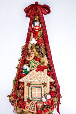 Noel ağacı masası yeni yıl kutlaması için küçük süslemeler yapıyor.