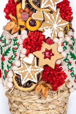 Noel ağacı masası yeni yıl kutlaması için küçük süslemeler yapıyor.